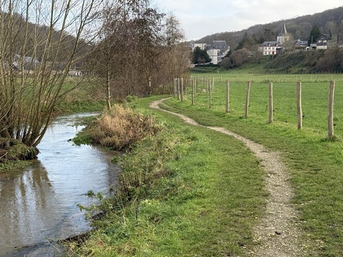 Le chemin longe la Fontenelle de très près. Des panneaux informatifs racontent la renaturation de cette vallée et le retour de la Fontenelle dans son lit d'origine.