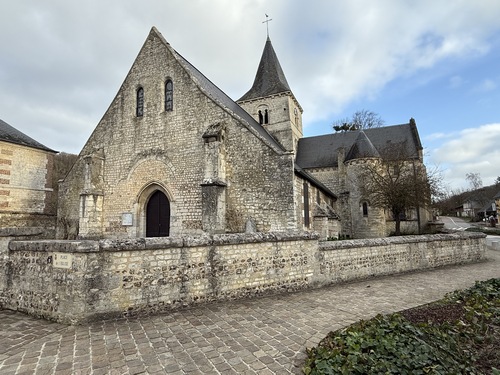Nous longeons l'église Saint-Michel de St-Wandrille-Rançon et retrouvons le parking de la bibliothèque.
