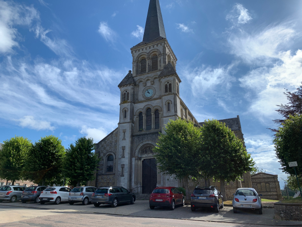 Nous voilà de retour sur le parvis de l'église Saint-Martin de Limésy.
