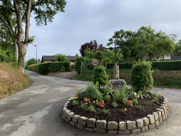 Nous passons le calvaire de la Petite-Croix et descendons vers le vallon entre les monts de Saint-Clair et le Mont Asselin.