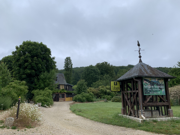 L'Auberge du Val au Cesne est vieille de trois siècles. Les villageois des alentours venaient déjà y faire la fête sous l'ancien régime. Son restaurant est réputé pour son décor normand, mais sourtout pour la qualité des plats de terroir qu'il propose. Nous y avons mangé plusieurs fois, et toujours avec bonheur. On peut aussi y dormir.