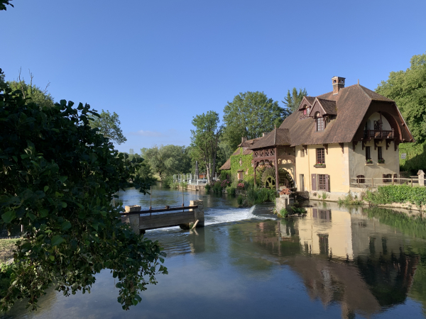 Nous partons du parking qui se trouve à proximité du Moulin de Fourges, au bord de l'Epte. Construit à la fin du XVIIIe siècle, son architecture est inspirée du hameau de la Reine Marie-Antoinette au château de Versailles. Il abrite un restaurant.