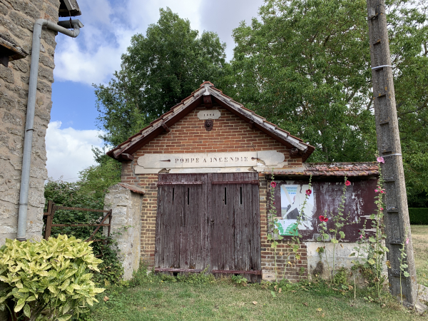 Il est possible de longer l'Oppidum en suivant le sentier des chênes, nous décidons de rester sur l'itinéraire en direction de l'aire de détente. Ici le vieil abri de la pompe à incendie.