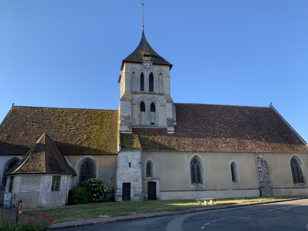 Nous sommes à La Ferrière-sur-Risle, en pays d'Ouche, nous quittons la place du marché et longeons l'église Saint-Georges (XIIIe).