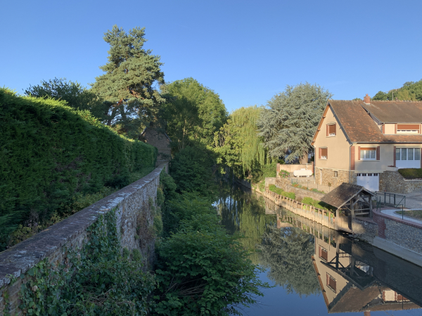 Nous traversons la Risle qui sépare La Ferrière-sur-Risle du village d'Ajou.