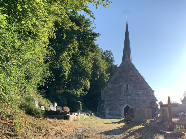 Nous passons près de l'église Notre-Dame d'Ajou qui domine le village.