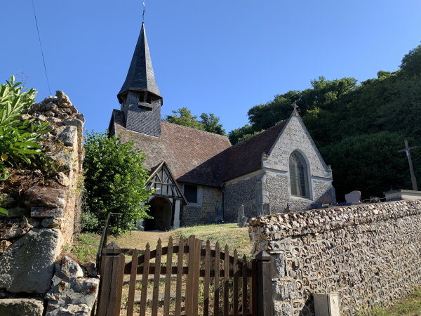 Le village de Champignolles, 36 habitants en 2016, a été absorbé par la commune voisine de La Vieille-Lyre en 2018. L'église Saint-Gilles-Saint-Loup (XIIe XVIe) est représentative de l'architecture médiévale normande. Nous suivons le chemin qui longe l'église.