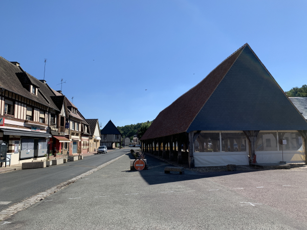 Nous voilà de retour à La Ferrière-sur-Risle, près de la vieille halle (XIVe). Le village mérite une visite, avec sa vieille forge, ses anciennes tanneries, ses maisons à colombages...