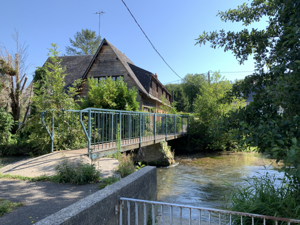 A Manéhouville et traversons la Scie sur cette passerelle. Nous allons maintenant marcher sur la rive droite de la rivière.