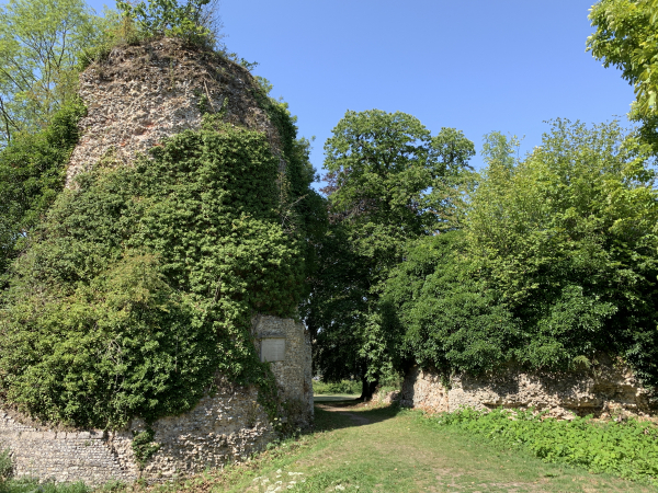 Le GR210 traverse les ruines du château des seigneurs de Longueville.