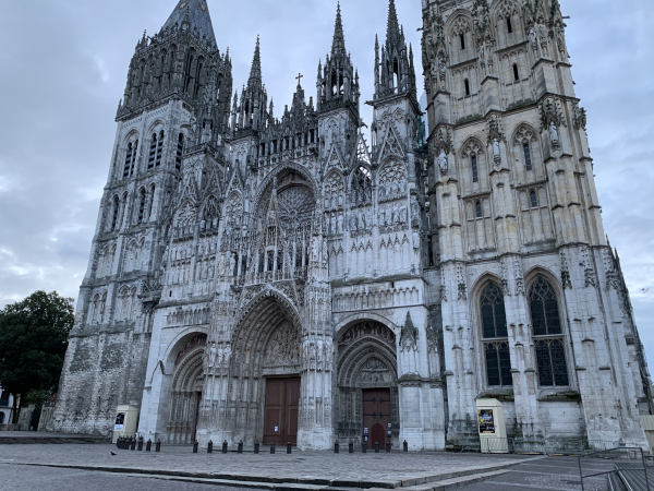 Nous partons de Rouen à l'endroit exact où nous étions arrivés lors de la précédente étape : le parvis de la magnifique cathédrale gothique Notre-Dame de l'Assomption (XIe -> XVe).