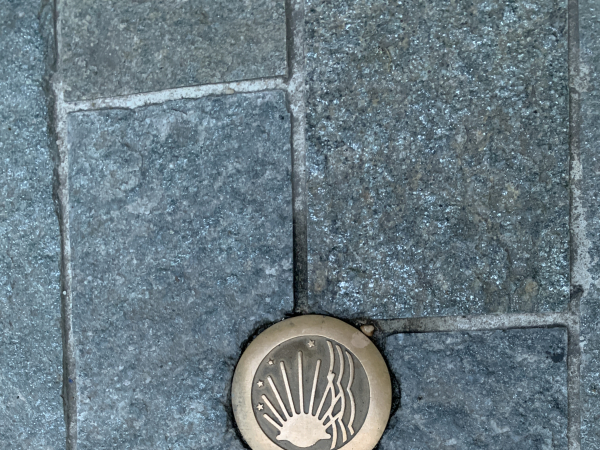 Un clou représentant la coquille stylisée de St-Jacques nous guide vers le Pont Boieldieu.