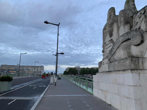 Sur le pont Boieldieu, on peut distinguer devant nous les bustes de 10 navigateurs sculptés par Jean-Marc de Pas. (Voir l'album de la rando)