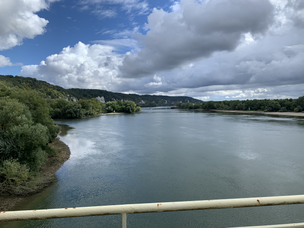 A la sortie de la forêt, nous avons abandonné le GR2, et suivi la piste cyclable jusqu'au Viaduc d'Orival. Les balises sont à nouveau bleues et jaunes. Le viaduc est un pont ferroviaire équipé d'une passerelle pour les piétons. Vue sur la Seine depuis le Viaduc d'Orival.