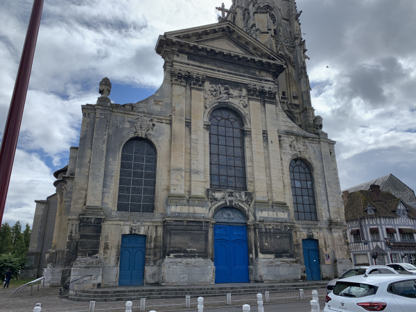 Nous voici arrivés au but de cette étape : l'église Saint-Jean (XIIIe) d'Elbeuf.