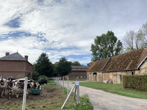 Nous partons du domaine des Landes à Canappeville. Le château a été brûlé en 1942, et la comtesse de Béru a donné le domaine aux Frères Missionnaires des Campagnes après l'assassinat du comte en 1944. Les Frères y ont organisé un établissement de formation agricole et proposent l'hébergement aux marcheurs du Chemin (prévenir à l'avance).