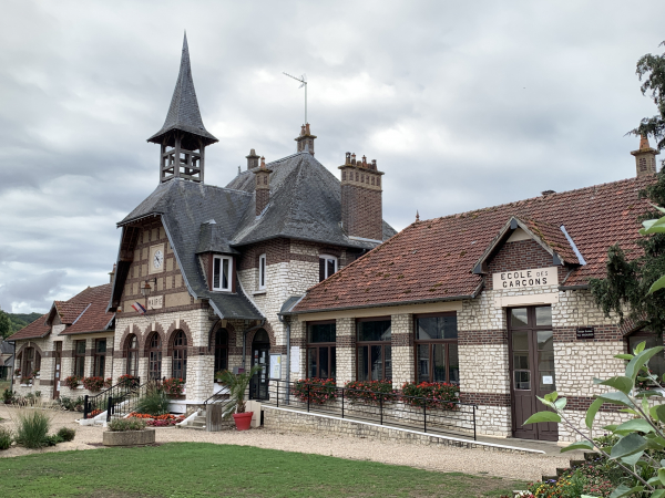 Nous traversons Hondouville. Ici, l'étonnante mairie, création en 1932 de l'architecte Buron de Vernon.