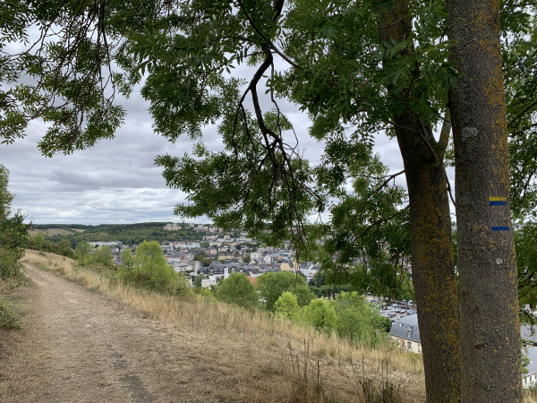 Nous suivons le chemin aménagé sur la Côte St-Sauveur avec une vue imprenable sur Evreux.