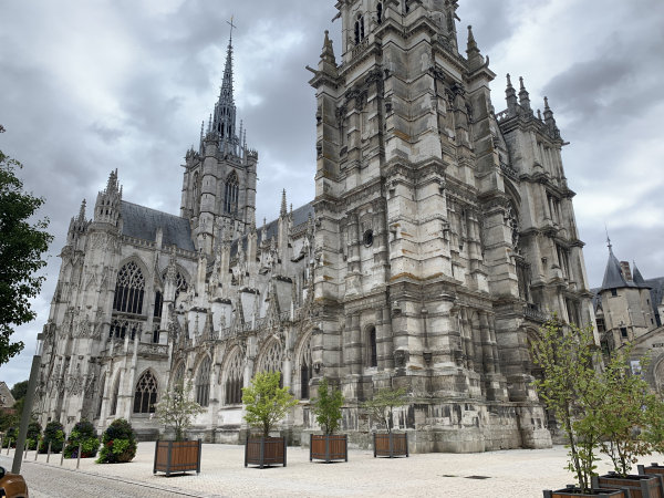 Et nous arrivons au but de l'étape : la cathédrale Notre-Dame d'Evreux. Reconstruite au XIIe siècle après l'incendie de la cathédrale romane, elle réunit les styles gothique rayonnant et flamboyant, ainsi que le style Seconde Renaissance du XVIe siècle.