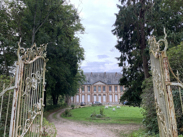 Château de Fontaine-Châtel. Il est désormais surtout connu pour le succès de ses chambres d'hôtes originales : des cabanes dans les arbres de son bois. En bordure de la rue du Château, vous distinguerez les vestiges d'une base de lancement de V1.