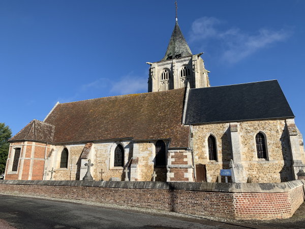 Nous longeons l'église Saint-Crépin et Saint-Crépinien (XIIIe, XVIe), et rejoignons notre point de départ.