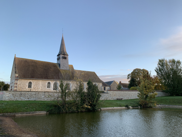 Nous partons du petit stationnement, près de l'église Saint-Etienne. Une peu plus loin, nous avons constaté qu'un autre stationnement était possible, près du terrain de foot, rue de la Mare du Four.