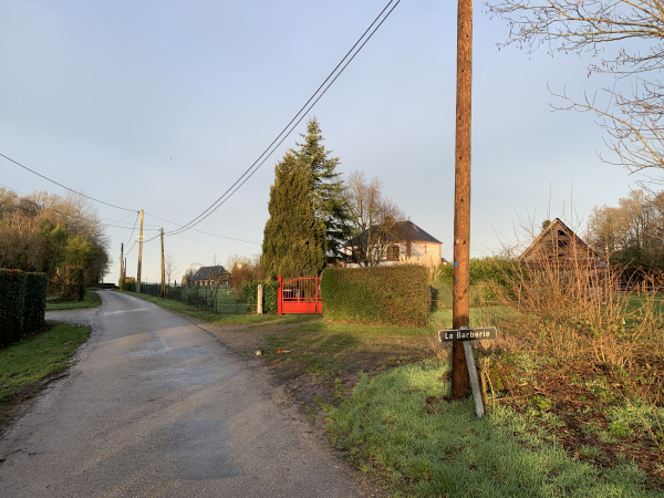 A l'entrée du hameau de la Barberie, nous tournons à droite sur le chemin qui entre dans le bois du Chouquet.