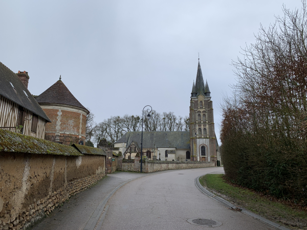 Nous voilà de retour à Fontaine-l'Abbé. A droite, on voit le pigeonnier du château. Pour voir le château, il faut continuer en face jusqu'à son entrée après l'église Saint-Jean-Baptiste.