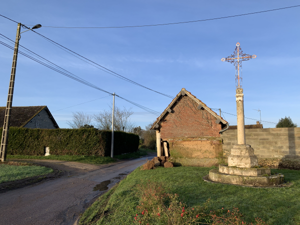 Arrivés au calvaire du Gruchet, nous tournons à gauche sur le chemin, pour prendre la direction du Bois des Bobettes.