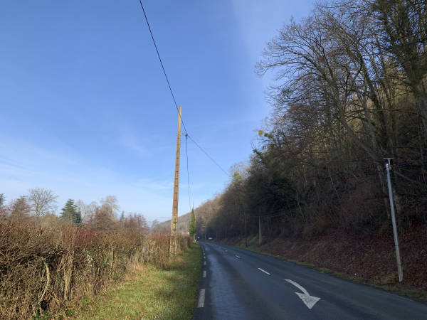 Nous suivons maintenant la D836 sur 700 mètres. L'accotement est assez large et ferme.