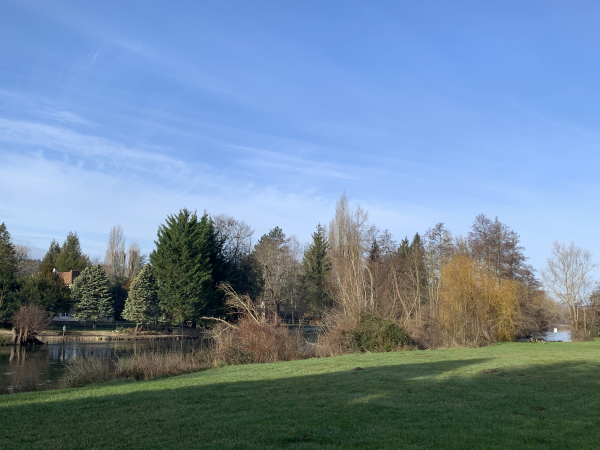 Nous voilà de retour à l'aire de détente où les voitures sont garées. On distingue des tables de pique-nique au bord de l'Eure.