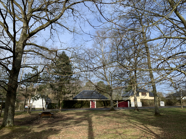 Nous traversons l'aire de pique-nique de Conchez, et marchons vers la mairie de Grosley-Sur-Risle, un peu plus loin.