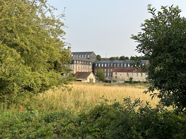 A droite de notre chemin, nous voyons les bâtiments de l'institution du Sacré-Cœur, maison mère de la congrégation du même nom, fondée au XIXe siècle.
