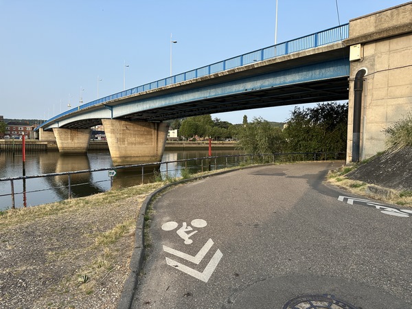 Nous restons en bord de Seine, et allons passer sous le pont Jean Jaurès.