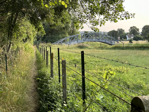Au bout de l'île du Noyer, la voie goudronnée est devenue un sentier, et se termine par la passerelle qui nous relie au quai d'Orival.
