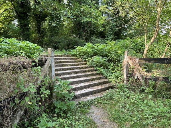 Escalier d'accès à la berge de l'ancien canal.