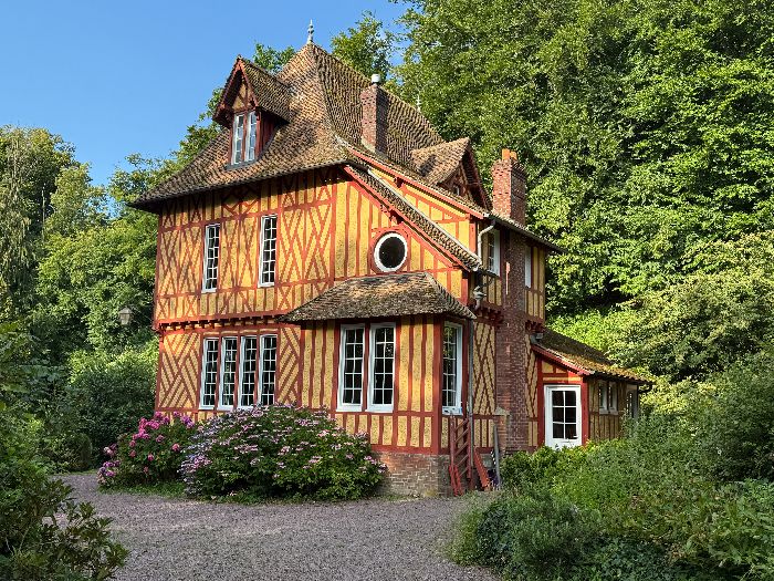 La Cavée longe la villa Le Rossignol. Cette maison de style anglo-normand provient de l'exposition universelle de 1900 et a été transportée par barge depuis Paris.