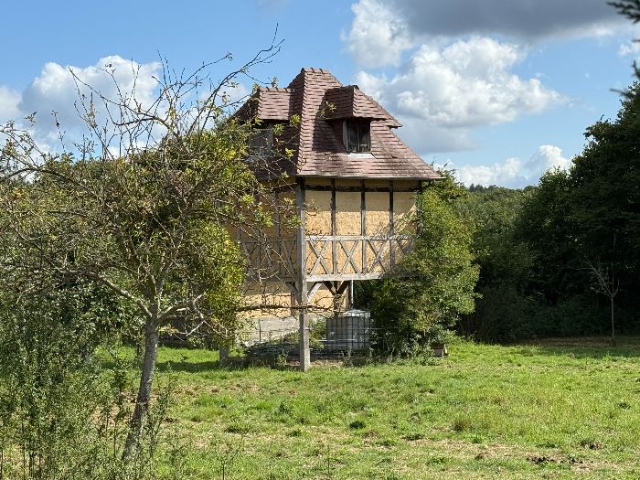 Je sors de la forêt à Hautot-sur-Seine, avec ici un verger et un pressoir sur les hauteurs du village.
