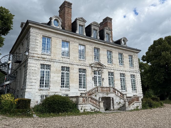 Je traverse le parc du château de Hautot, désormais propriété de la commune. Le château est un exemple parfait du classicisme sous Louis XV.