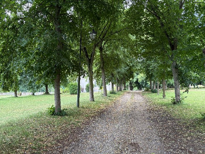 Regard arrière sur le parc et le château.