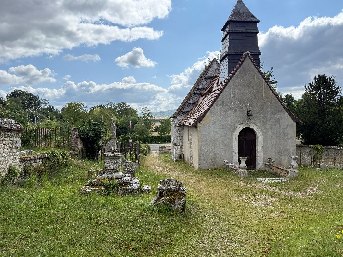 Eglise Saint-Antoine-et-Saint-Thibaud de Hautot-sur-Seine. A gauche, se trouve la tombe du baron Louis de la Martel, ancien maire de Rouen au XIXe siècle.
