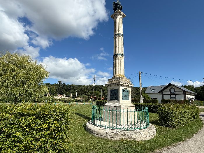 J'arrive au pied de la Colonne Napoléon (XIXe), qui marque le lieu de transbordement du cercueil de l'empereur du Normandie à la Dorade. Le cercueil avait déjà changé de navire à Cherbourg, où il était passé de la frégate Belle Poule au Normandie.