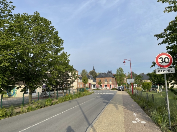 Nous commençons notre randonnée au centre du village du Mesnil-sous-Jumièges, et allons tourner à droite dans la rue des Côtes.