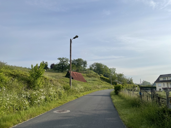 Nous suivons la rue des Côtes jusqu'au chemin qui monte en forêt. Les balises bleues sont celles du circuit des Vergers (6,5km). Nous les suivons jusqu'à l'entrée en forêt.