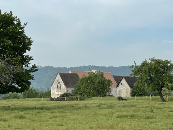 Chemin de la Vigne, sur notre gauche se dessine le Manoir d'Agnès Sorel. C'est ici, dans ce qui s'appelle le manoir de la Vigne, que la maîtresse de Charles VII s'est éteinte à 27 ans.