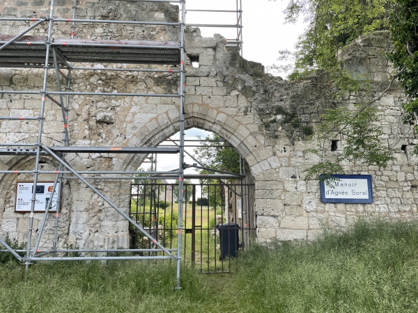 Nous marchons quelques mètres route du Manoir pour rejoindre les anciennes portes en ogives du manoir de la Vigne. Une tour, aujourd'hui disparue, dominait les portes sur la gauche.