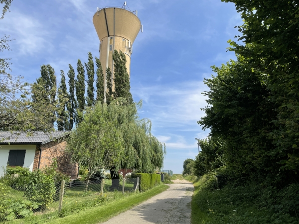 Arrivés au château d'eau, nous tournons à droite sur le chemin de la Maladrerie.