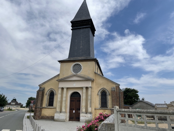 Nous voilà de retour au niveau de l'église Notre-Dame de la Neuville-Chant-d'Oisel.