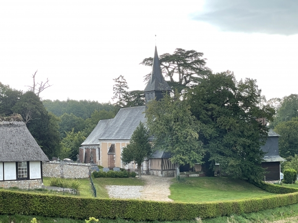 Nous passons au-dessus de l'église Saint-Denis de Colletot (XVIIe). Détails dans l'album de la rando.