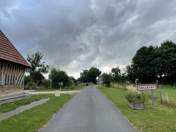 Nous voilà de retour dans le bourg de Colletot.